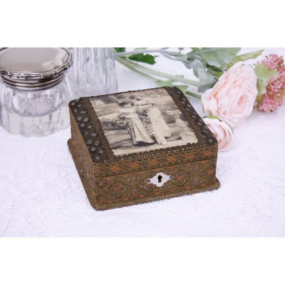 Vintage jewelry box 2 pretty flower girls, French brocade ribbon covered trinket - Picture 3 of 9